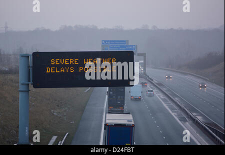 Yorkshire, Vereinigtes Königreich. 14. Januar 2013. 14. Januar 2013. A1 (m) in der Nähe von Fairburn in North Yorkshire. Highways Agency Overhead Autobahn Schilder Warnung Fahrer der Unwetter und mögliche Verspätungen. Bildnachweis: Chris Mcloughlin / Alamy Live News Stockfoto