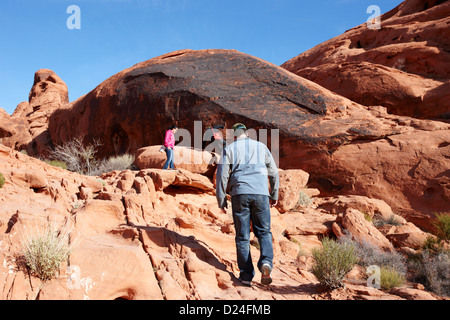 Touristen zu Fuß bis zu den Petroglyphen durch Mäuse Tank Trail Tal des Feuers Staatspark Nevada, usa Stockfoto