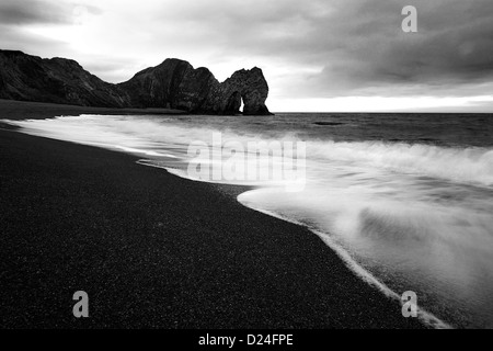 Durdle Door als Wellen-Rückzug Stockfoto