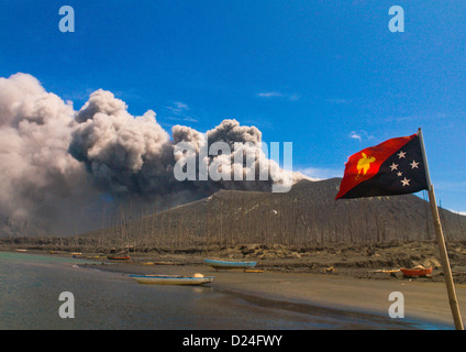 Vulkanausbruch In Tavurvur Vulkan, Rabaul, neue britische Insel, Papua Neu Guinea Stockfoto