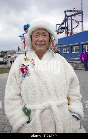 Ältere Frau in einem warmen Bademantel nach Teilnahme am Polar Bear Club Swim auf Coney Island am Neujahrstag, 1. Januar. Stockfoto