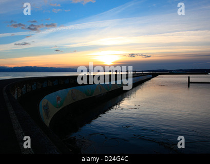 Ogden point Wellenbrecher in der Dämmerung an einem Winterabend Stockfoto