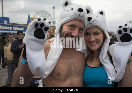 2013: Coney Island Polar Bear Club Silvester Schwimmen im Atlantik; Brooklyn; New York Stockfoto