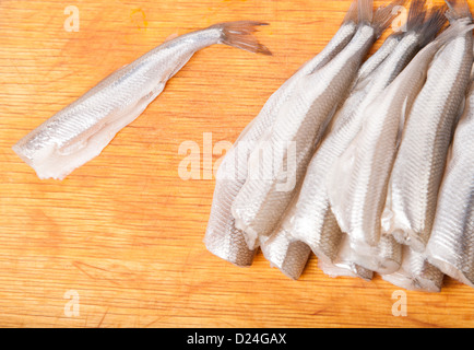 viele ungekocht Stamm kleine Fische auf Holzplatte Stockfoto