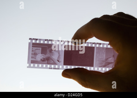 Prüfung einen Filmstreifen 35mm bw auf einem Leuchttisch Stockfoto