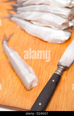 viele ungekocht Stamm kleine Fische auf Holzplatte Stockfoto