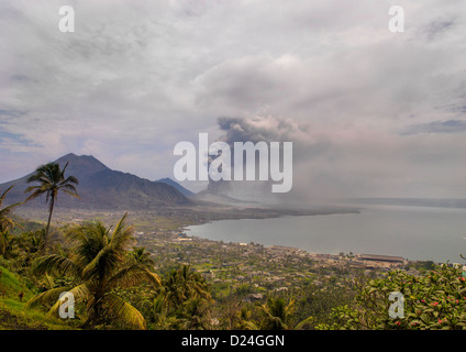 Vulkanausbruch In Tavurvur Vulkan, Rabaul, neue britische Insel, Papua Neu Guinea Stockfoto