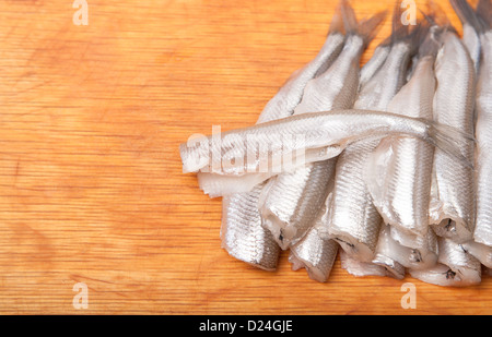 viele ungekocht Stamm kleine Fische auf Holzplatte Stockfoto