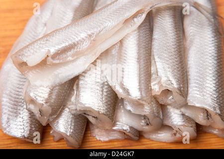 viele ungekocht Stamm kleine Fische auf Holzplatte Stockfoto