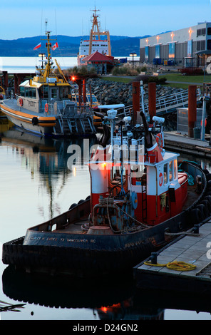 Lotsenboot und Küstenwache Boot in der Abenddämmerung in Victoria BC Kanada Stockfoto