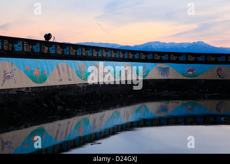 Person, die das Fotografieren bei Sonnenuntergang am Ogden Point Wellenbrecher Stockfoto