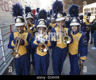 Mitglieder der PS 257 Grundschule marching Band führen Sie an die 3 Könige-Day-Parade in Brooklyn, New York. Stockfoto