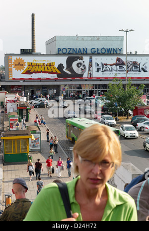 Posen, Polen, ein Passant am Hauptbahnhof in Posen Stockfoto