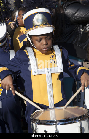 Mitglieder der PS 257 Grundschule marching Band führen Sie an die 3 Könige-Day-Parade in Brooklyn, New York. Stockfoto