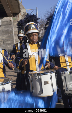 Mitglieder der PS 257 Grundschule marching Band führen Sie an die 3 Könige-Day-Parade in Brooklyn, New York. Stockfoto