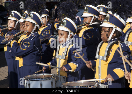 Mitglieder der PS 257 Grundschule marching Band führen Sie an die 3 Könige-Day-Parade in Brooklyn, New York. Stockfoto