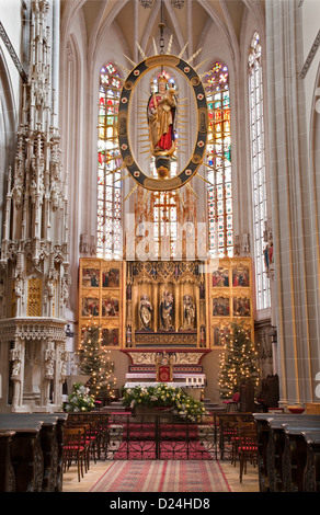 KOSICE - Januar 3: Hauptaltar geschnitzten Flügel der gotischen Kathedrale Saint Elizabeth Stockfoto