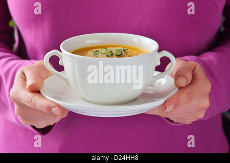 Hausgemachte geröstet-Kürbis-Suppe in weiße Schüssel. Gesunde Ernährung Creme Suppe perfekt für kalte Tage. Stockfoto