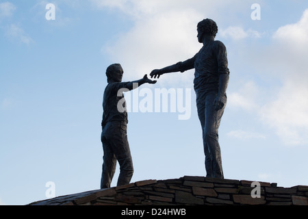 Hände über die Kluft Bronze Skulptur von Maurice Harron Derry Londonderry Northern Ireland Stockfoto