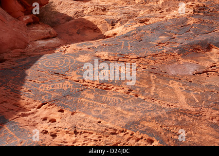 Petroglyphen auf großen Felsen Tal des Feuers Staatspark Nevada, usa Stockfoto