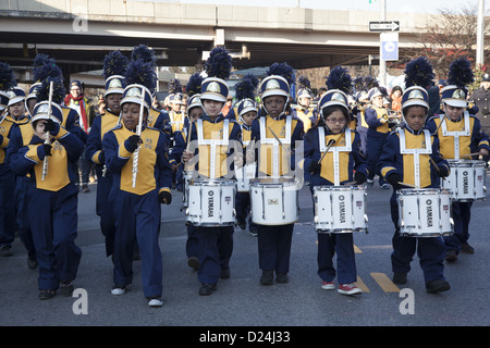 Mitglieder der PS 257 Grundschule marching Band führen Sie an die 3 Könige-Day-Parade in Brooklyn, New York. Stockfoto