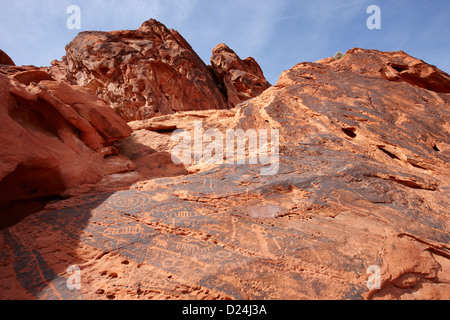 Petroglyphen auf großen Felsen Klippe Gesicht Tal der Feuer Staatspark Nevada, usa Stockfoto