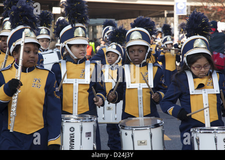 Mitglieder der PS 257 Grundschule marching Band führen Sie an die 3 Könige-Day-Parade in Brooklyn, New York. Stockfoto