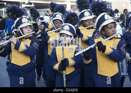 Mitglieder der PS 257 Grundschule marching Band führen Sie an die 3 Könige-Day-Parade in Brooklyn, New York. Stockfoto