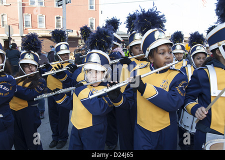 Mitglieder der PS 257 Grundschule marching Band führen Sie an die 3 Könige-Day-Parade in Brooklyn, New York. Stockfoto