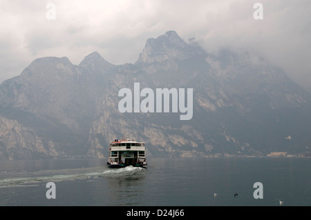 Eine Passagierfähre nach Limone Sul Garda (Limone) Am westlichen Ufer des Gardasees mit der Kulisse Des Gardagebirges in der Provinz Stockfoto