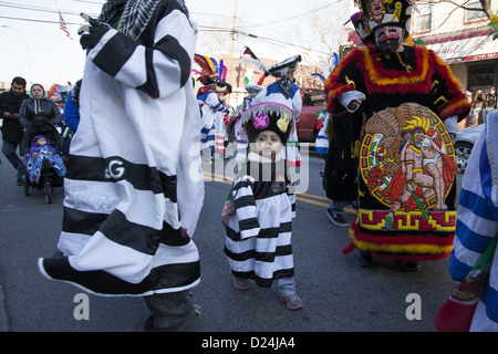 Sowohl Kinder als auch Erwachsene beteiligen die 3 Könige-Day-Parade in Brooklyn, New York. Stockfoto