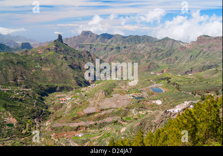 Blick Richtung Roque Bentayga in der Nähe von Tejeda Dorf von Ridge Fußweg in der Nähe von Cruz de Tejeda (1500m) auf Gran Canaria. Stockfoto