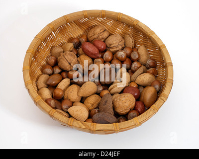 Gemischten Nüssen Walnüsse Pekannüsse Mandeln Haselnüsse und Paranüsse in einem Korb Stockfoto