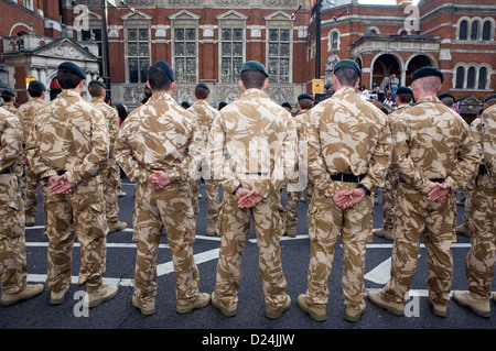 Die Rückseiten der eine Reihe von britischen Soldaten in Wüste Tarnung. Stockfoto