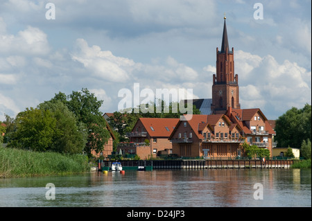 Rathenow, Deutschland, Blick von der Uferpromenade auf die St. Mary Andrew Kirche Stockfoto