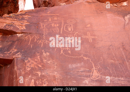 Petroglyphen auf Atlatl großen Felsen mit Speer Piktogramm oben auf das Foto-Tal der Feuer Staatspark Nevada, usa Stockfoto