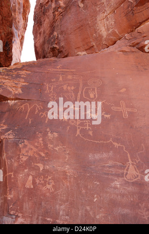 Petroglyphen auf Atlatl großen Felsen mit Speer Piktogramm oben auf das Foto-Tal der Feuer Staatspark Nevada, usa Stockfoto