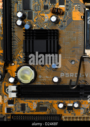 Nahaufnahme eines Computer-Motherboards mit Schaltungen und Verkabelung Stockfoto