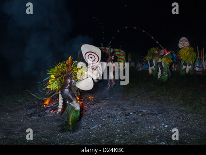 Baining Feuer Riese Masken Tanz, East New Britain, Rabaul, Papua-Neuguinea Stockfoto