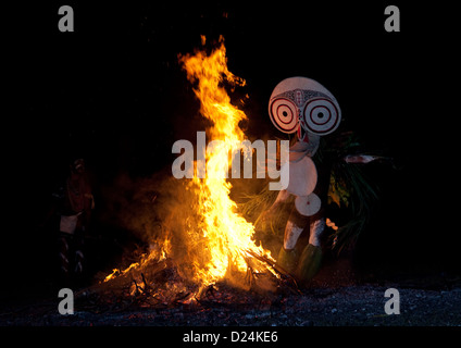 Baining Feuer Riese Masken Tanz, East New Britain, Rabaul, Papua-Neuguinea Stockfoto