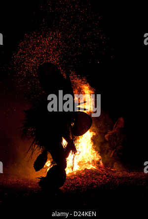 Baining Feuer Riese Masken Tanz, East New Britain, Rabaul, Papua-Neuguinea Stockfoto