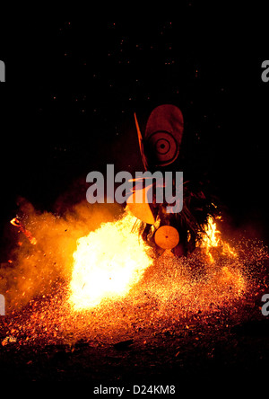 Baining Feuer Riese Masken Tanz, East New Britain, Rabaul, Papua-Neuguinea Stockfoto