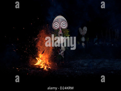 Baining Feuer Riese Masken Tanz, East New Britain, Rabaul, Papua-Neuguinea Stockfoto