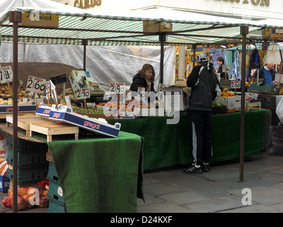 Salisbury Wiltshire England Markt am Samstag auf dem Marktplatz mit Obst und Gemüse Stall Stockfoto