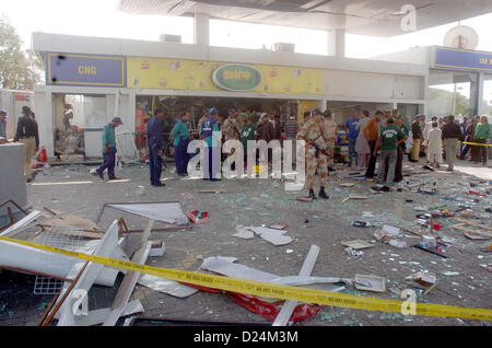 Sicherheitsbeamte und Rettung Freiwilligen versammeln sich am Benzin Bombe nach Explosion an einer Zapfsäule am Khayaban-e-Ittehad im Verteidigungsbereich in Karachi auf Montag, 14. Januar 2013. Quellen zufolge brach Feuer an der Station nach der Explosion, die vier Personen an Khayaban-e-Ittehad Zapfsäule am 10:00 heute verletzt. Drei Verletzte wurden in ein Krankenhaus in der Nähe von Qayyumabad verschoben, während andere mit schweren Verletzungen ins Krankenhaus Jinnah verschoben wurde. Stockfoto