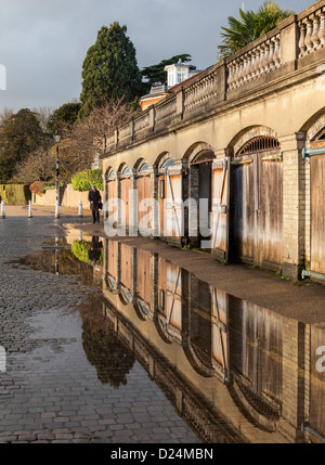 Themse am Flussufer - Türen der Bootshäuser unterhalb St. Helena Terrasse - Richmond upon Thames, Surrey Stockfoto