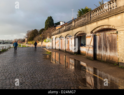 Themse am Flussufer - Türen der Bootshäuser unterhalb St. Helena Terrasse - Richmond upon Thames, Surrey Stockfoto