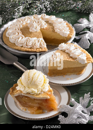 Kürbis und Apfelkuchen Scheiben mit insgesamt Kürbiskuchen Stockfoto