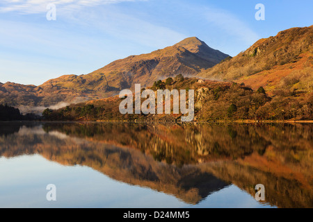 Yr Aran Berg spiegelt sich im ruhigen Wasser des Llyn Gwynant See in die Berge von Snowdonia National Park Nantgwynant North Wales UK Großbritannien Stockfoto