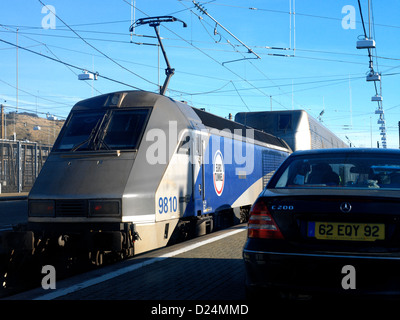 Eurotunnel Autos einsteigen in das Shuttle bei Folkestone Kent England Stockfoto